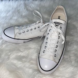 White quilted pattern Converse, women’s size 11
